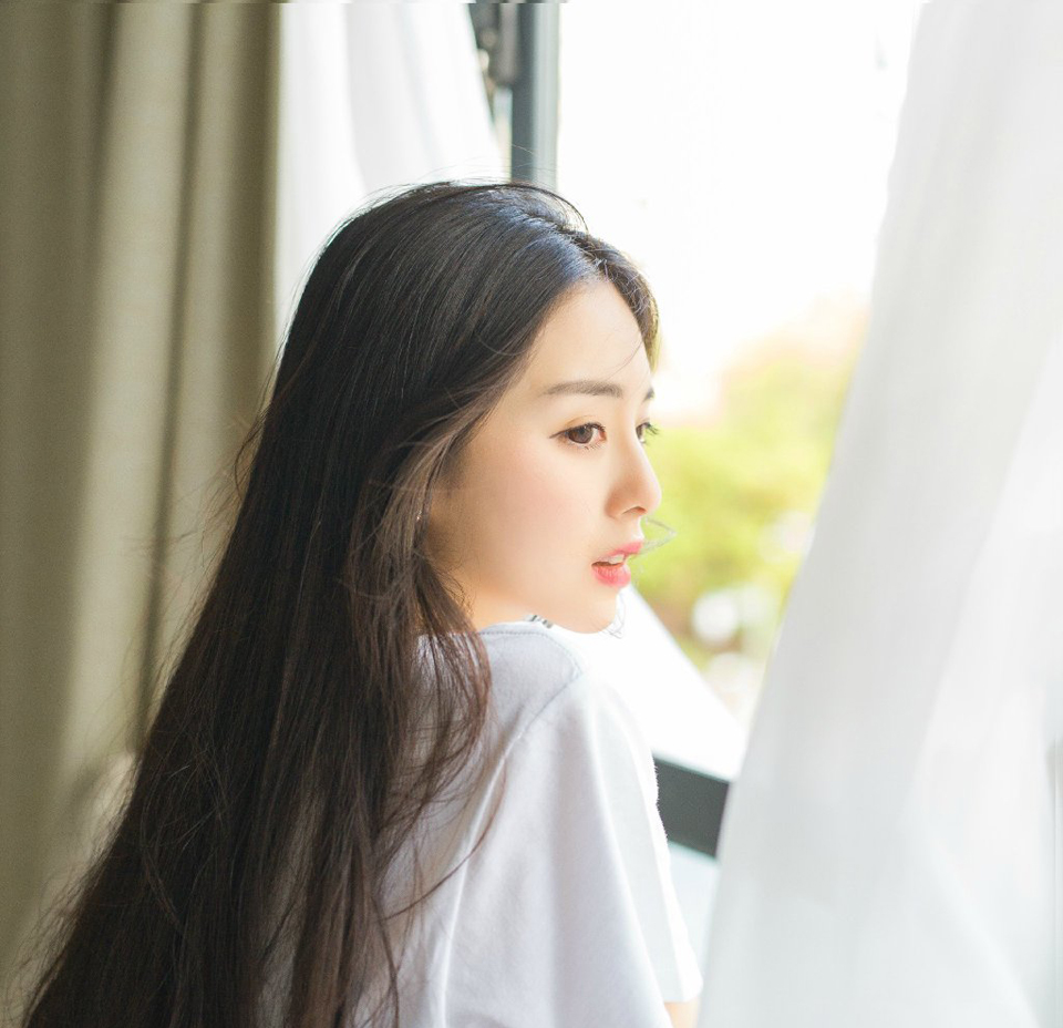 “进来吧。”吕布看了一眼地上的杯盏，摇了摇头，坐在自己的位子上向两女招了招手。